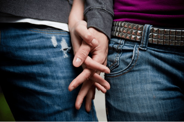 お似合いカップル”に多いのは「手を繋ぐ」と「腕を組む」どっち？
