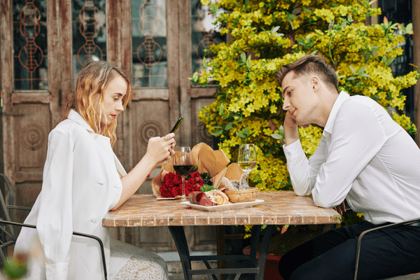 残念極まりない…男性がドン引きする「非モテテク」4つ