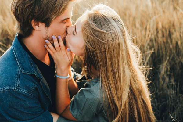 最高に気持ちイイ…♡男がハマる「刺激的なキス」の仕方4つ