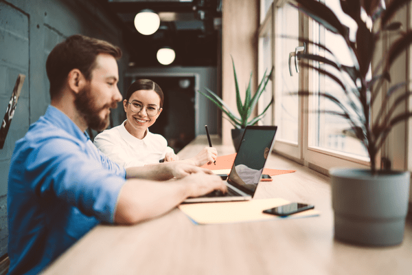 思い出すとちょっと恥ずい…！男性が「本命の女性」の前で無意識にしてしまう仕草