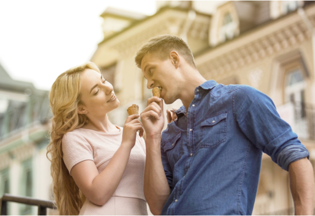 女性が気になる人にだけする「脈あり仕草」とは