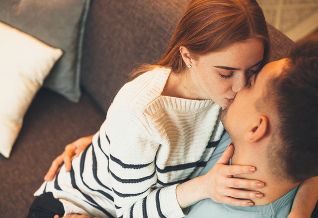 女性がムラムラして「男に誘って欲しい時にすること」