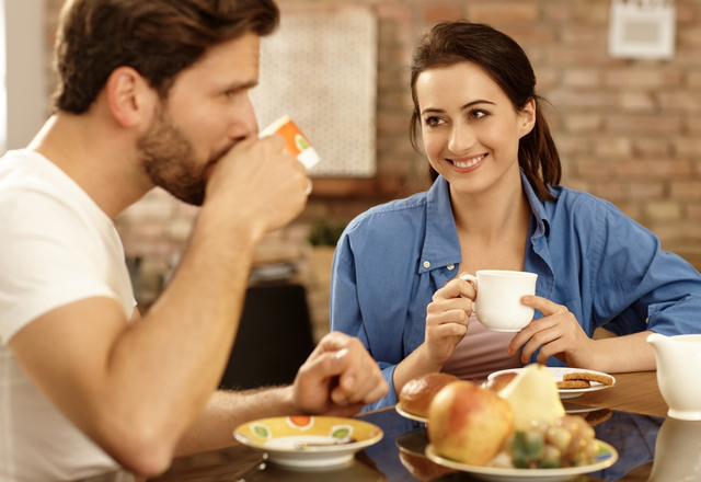 お誘い待ちです…！女性が「デートしたい時にする行動」って？