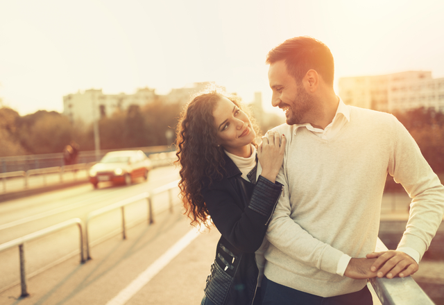 キュンとさせてる？男が喜ぶ【ハグ上級者度テスト】