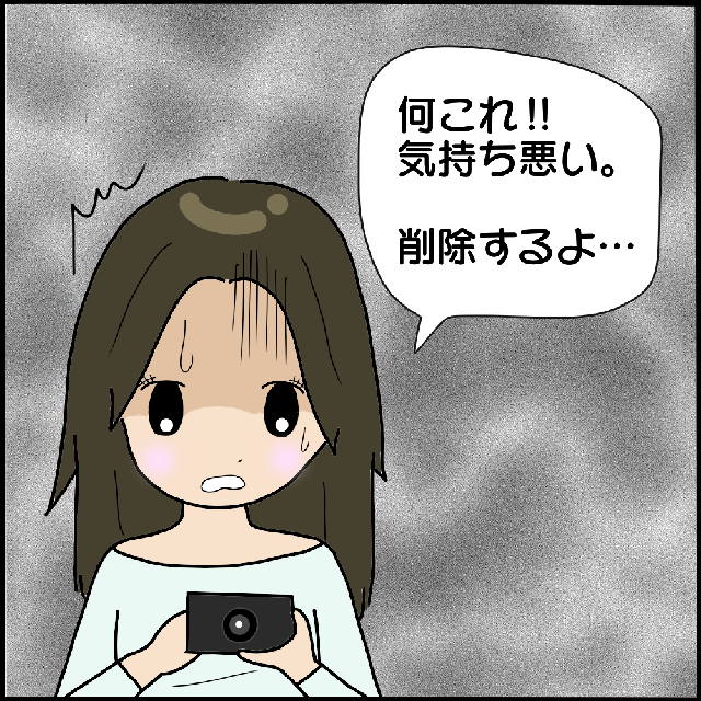 「何これ！！」部屋で撮った写真に写り込んだ“誰かの手”｜そしてある日、テレビを見ていた友人が【背筋が凍る】訴えを！