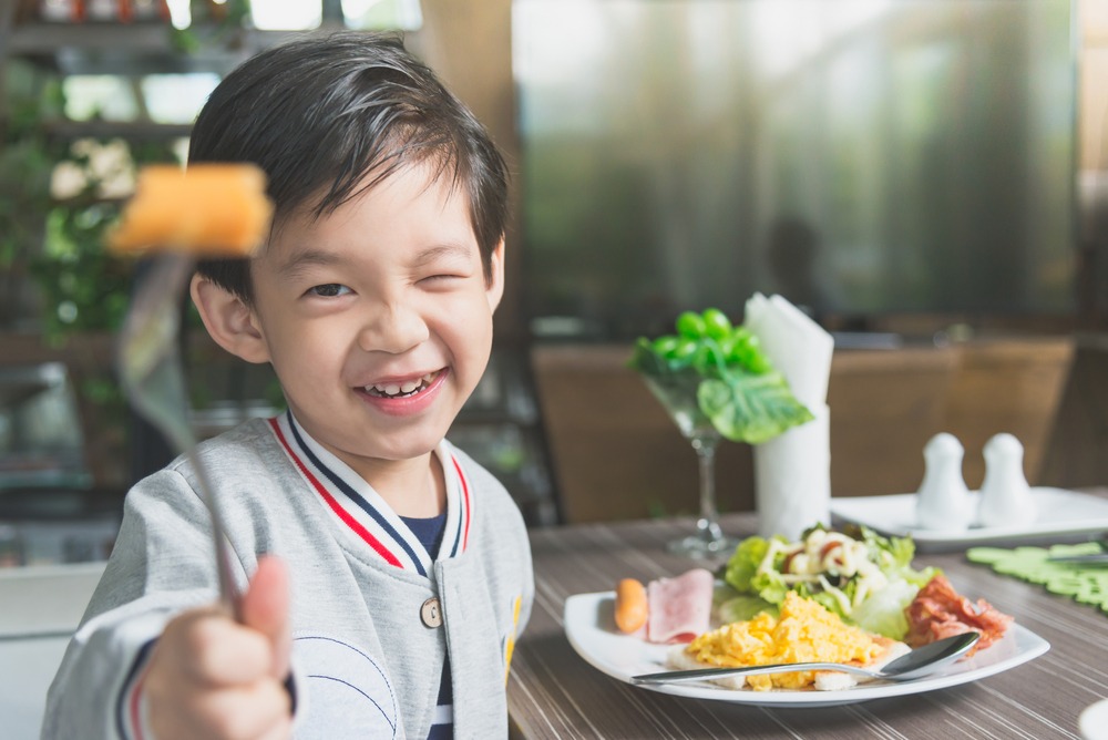 【カフェで】子ども「ママ、僕、大きくなったらスーパーヒーローになる！」母「どうして？」→子どもの素敵すぎる返答に思わずほっこり！