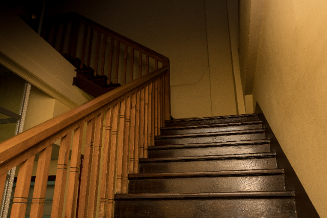 【！？】暗闇の階段に影が…。一点を見つめる息子の理由とは…読者「絶叫しちゃいそう」「様子が目に浮かぶ」