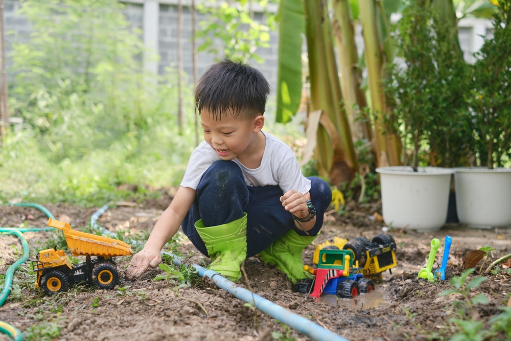 庭で遊ぶ息子、珍しく静か…？→しばらく経つとバケツの中に“トンデモナイ光景“が！！
