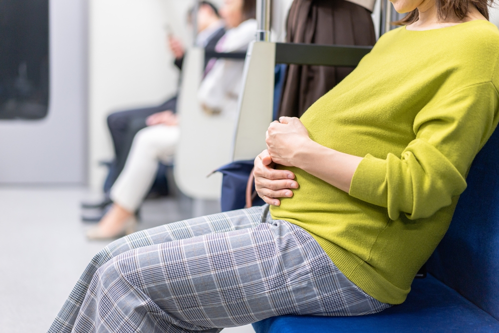 妊娠初期、電車で座れずに立っていると…2人の子どもを連れたママが？→「心遣いがとても嬉しい」