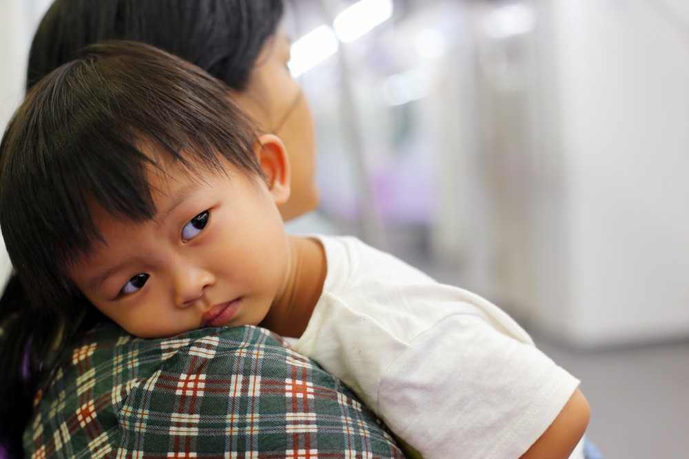 【混雑した電車で】1歳の息子がぐずらないか心配に…→しかし隣の男性が差し出した”アイテム”で息子がご機嫌に！