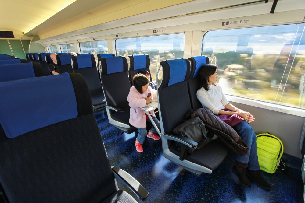 新幹線で1歳の子どもがぐずりだした！？「限界…」と思っていたら…→まさかの対応に驚き