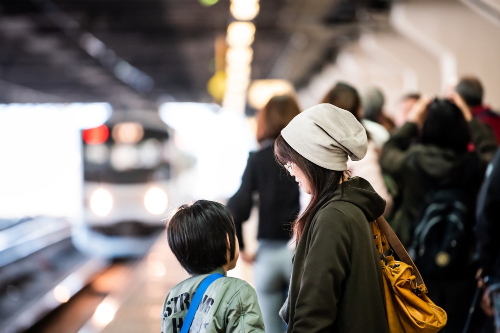 駅で、ぐずる子ども。なぜか駅員が近づいてきて…私「何事？」まさかの神対応に『驚き』『知らなかった』