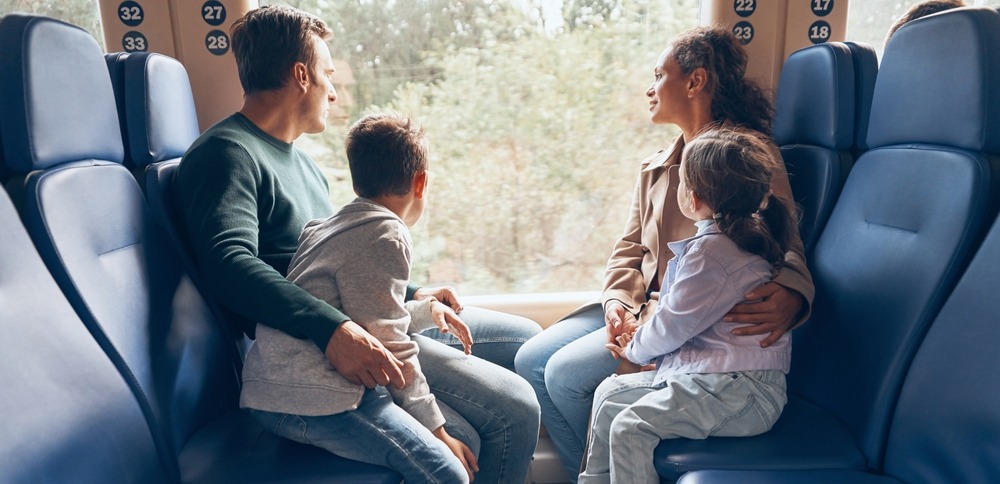 【電車で】「ママ、すごいよ！」窓の外を見ていた3歳の女の子。思わぬ大発見に「クスッとなる」「発想が可愛い」