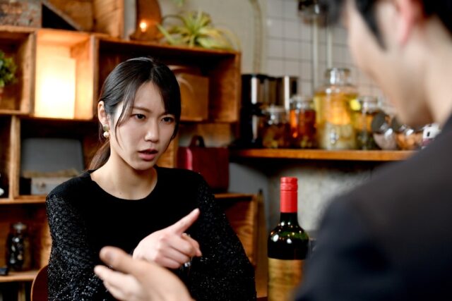 カフェで痴話喧嘩！？彼女「返事が遅い！」彼氏「忙しくて…」しかし…→鋭い彼女の指摘に思わずクスッと