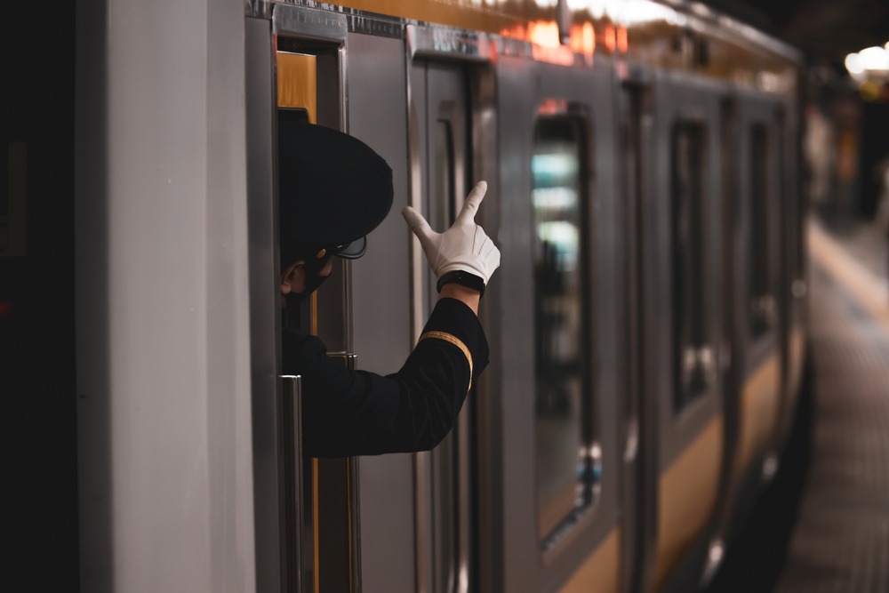 【電車で】切符代が足りず”困っている高校生”…次の瞬間、駅員さんの【心の広い対応】に「なんて優しい」「天使のようだ」