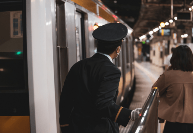 駅構内で…迷子になって号泣する”子ども”。しかし数分後⇒駅員の【特別な対応】で子どもが笑顔に！