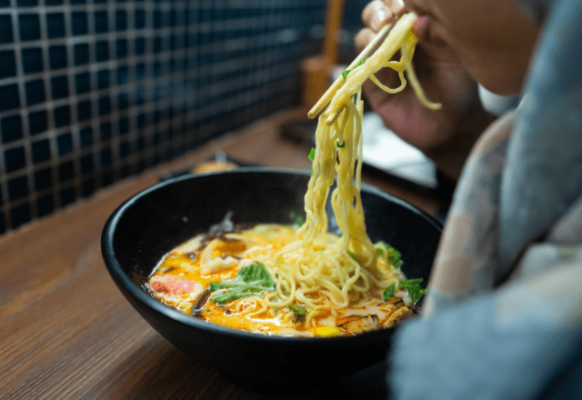 ラーメンを作ってくれた海外の友人…→「そんな食べ方をしたら…」日本人の食べる姿に衝撃！？