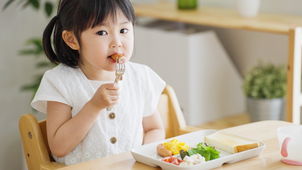 【夏休み初日の朝】小1の子ども「いただきます」というかと思いきや…“まさかの発言”に驚き！