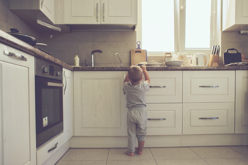 洗濯物を取り込んでいると…“子どもがやけに静か”で嫌な予感…→キッチンに行った瞬間！？「思わず笑ってしまいました」