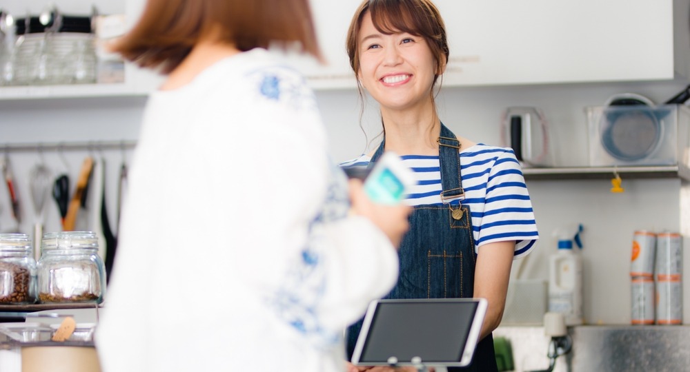 海外の友人が日本へ。店で買い物をしたら…「なぜ！？」驚いていた日本では当たり前の“接客”とは！？