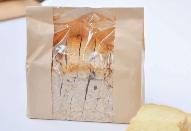 家から食パンが消えた…ソファを掃除すると空っぽの袋が→食パンが”まさかの真相”に「あなたでしょ？」「敵は賢い」