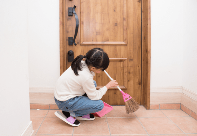 祖母の家にきた小2の孫…朝から玄関掃除している理由と聞くと⇒祖母思いな発言に「心が温かい」