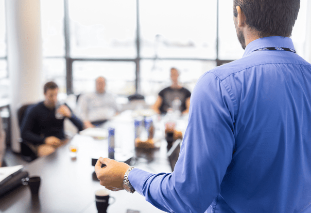 人前で話すのが苦手な会社員　仕事で評価も低かったが…⇒1年後、周囲「まるで別人」