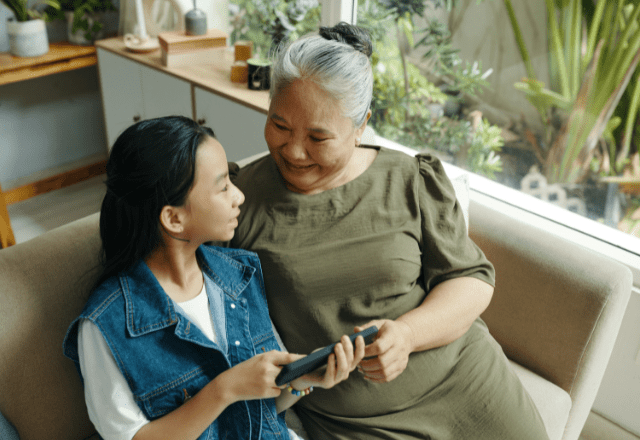 90歳のばぁばと遊ぶ孫娘 おままごとが終わると手を差し伸べ⇒まさかの行動に「これが本当の幸せ」