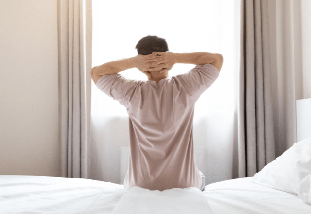 仕事に集中できない社会人…23時就寝の朝型生活を始めると⇒残業が20時間減！？