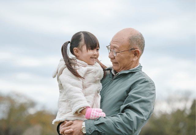 年1回だけ交流する祖父と孫 孫が祖父の薄い髪を触りドキッ!? 予想外の反応に「嬉しかった」