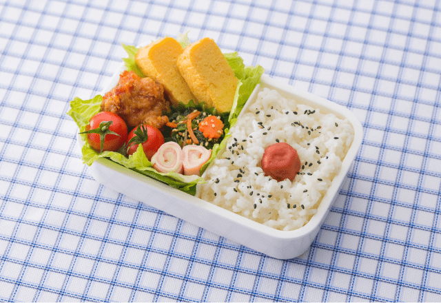 朝慌ててお弁当を作ったら…→蓋をあけた瞬間「なんでこんな形…?」思わず笑った状況とは
